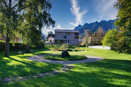 Der Marienheilgarten in Großgmain mit der Schlafenden Hexe im Hintergrund